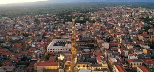 1 COPERTINA Belpasso Foto Antonello Signorello 1 https://www.noninlinea.it/wp-content/uploads/2026/10/1-COPERTINA-Belpasso_Foto-Antonello-Signorello_1.webp