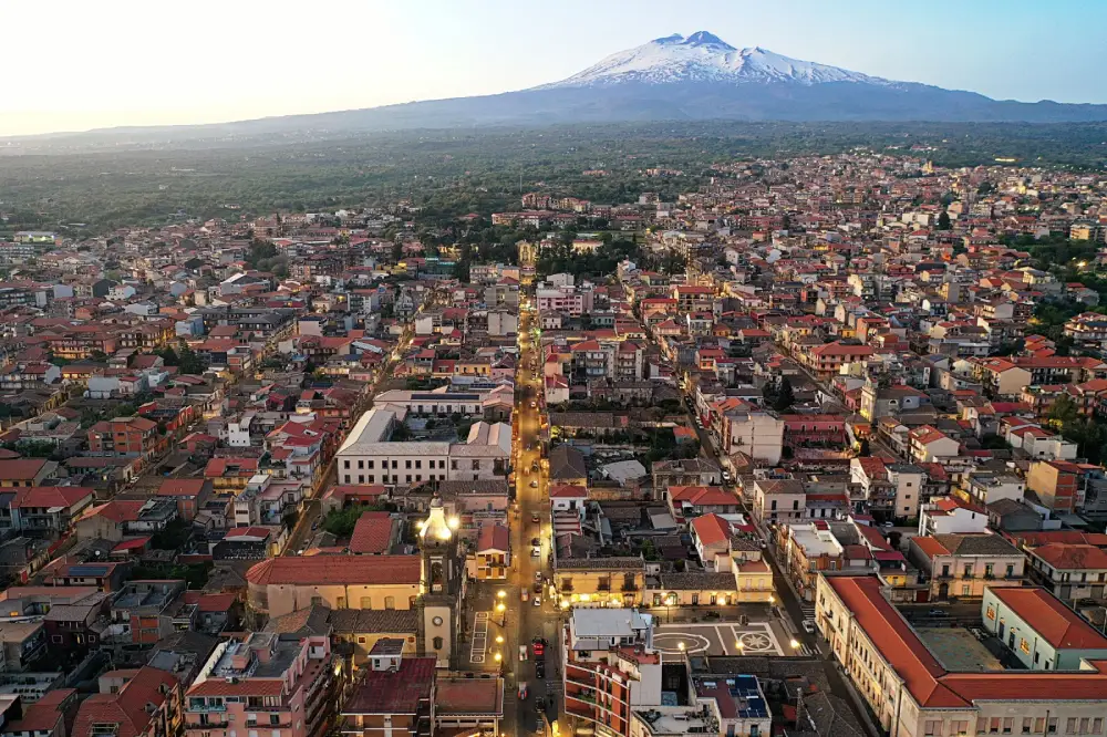 1 COPERTINA Belpasso Foto Antonello Signorello 1 https://www.noninlinea.it/wp-content/uploads/2026/10/1-COPERTINA-Belpasso_Foto-Antonello-Signorello_1.webp