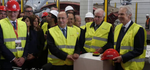 Schifani mentre inaugura la sede della Webuild di Piano Tavola. 23 11 23 650x366 1 https://www.noninlinea.it/wp-content/uploads/2026/10/Schifani-mentre-inaugura-la-sede-della-Webuild-di-Piano-Tavola.-23-11-23-650x366-1.jpg