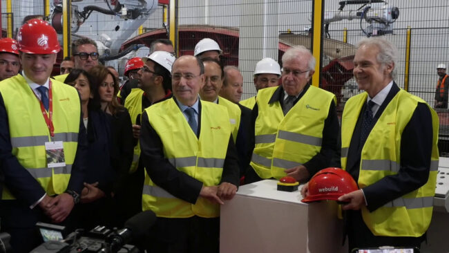 Schifani mentre inaugura la sede della Webuild di Piano Tavola. 23 11 23 650x366 1 https://www.noninlinea.it/wp-content/uploads/2026/10/Schifani-mentre-inaugura-la-sede-della-Webuild-di-Piano-Tavola.-23-11-23-650x366-1.jpg